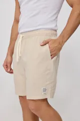 Bermuda de algodón color gris oscuro, con cintura elástica ajustable con cordón.