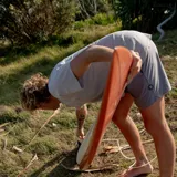 Short de baño celeste con cintura elástica ajustable con cordón.