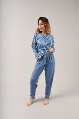 Pijama con estampado floral, de manga larga y puños en las muñecas, cómodo y versátil.