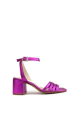 Sandalia fucsia metalizada de cuero, con pulsera al tobillo y taco cuadrado.