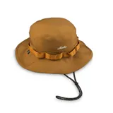 Sombrero tipo bucket hat de color mostaza, confeccionado en tela ripstop con protección UV, secado rápido y repelente al agua. Presenta una cinta decorativa con presillas en la corona y cordón ajustable con tanca para la barbilla. Lleva bordado el nombre "Martha" en blanco.