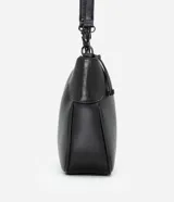 Bolso de hombro negro con textura croco, confeccionado en poliuretano. Cuenta con cierre de hebilla, asa de mano y correa larga desmontable.