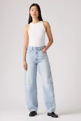 Pantalón de jean celeste de corte ancho, con bolsillos delanteros y traseros, y detalle de costuras en las rodillas.