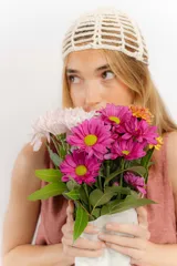 Gorro tejido a crochet con hilo 100% algodón color crudo, con diseño calado.