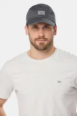 Gorra de béisbol azul de lona con visera curva y parche con logo en el frente.