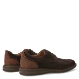 Zapato acordonado de cuero marrón con microperforaciones y suela de goma.