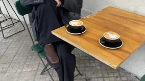 Botas Chelsea de cuero color marrón con paneles laterales elásticos negros y suela track de goma negra.