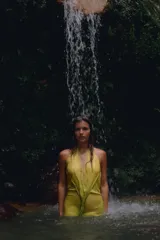 Vestido largo amarillo con degradé a verde, de escote halter con pañuelo integrado y espalda descubierta.