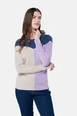 Buzo tejido de punto con diseño de bloques de color: azul marino en la parte superior, beige en la mitad izquierda y lila en la mitad derecha.