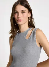 Musculosa gris de punto acanalado con cuello redondo y abertura en el hombro.