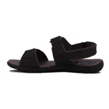 Sandalia de hombre color marrón con dos tiras ajustables con velcro y pulsera trasera. Base negra y plantilla marrón.