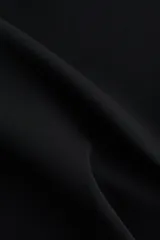 Remera negra de punto pesado, entallada, con escote bote y mangas japonesas.