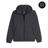 Campera gris oscuro de poliéster impermeable con forro de polar, cierre frontal con cremallera, bolsillos laterales con cremallera y capucha.
