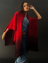 Ruana de lana merino, color rojo degradado, con cuello plisado en fieltro.