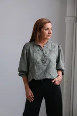 Blusa verde militar con bordado calado, cuello mao y mangas 3/4 abullonadas.