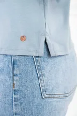 Remera celeste de algodón peinado, con cuello redondo y mangas cortas con detalle de calado.