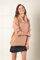 Poleron gris de tejido de punto, con cuello alto y corte holgado.