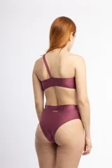 Bombacha de bikini tiro alto color borgoña, de lycra canalé con brillo.