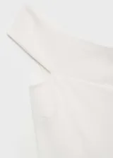 Mono largo blanco de poliéster, con tirantes anchos, diseño recto, cuello asimétrico, sin mangas y cierre de cremallera en la parte posterior.