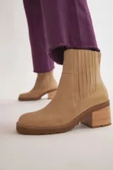 Bota corta negra de cuero con elásticos laterales y taco ancho.
