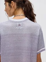 Vestido corto de tejido calado, con cuello redondo y mangas cortas con puños a rayas en color contrastante. Diseño con efecto degradado en tonos lila y borgoña.