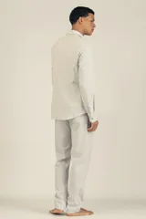 Pantalón celeste a rayas verticales blancas, confeccionado en tejido de algodón. Con cintura elastizada y cordón de algodón para regular el calce.