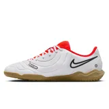 Botines de fútbol blancos con detalles en rojo, fabricados en cuero sintético, diseñados para un ajuste natural y adaptable.