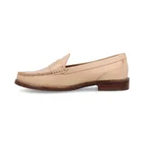 Mocasín de cuero color beige con suela marrón.