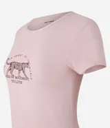 Remera deportiva rosada de microfibra con cuello redondo y mangas cortas. Estampado frontal con un jaguar y la frase "Need of Movement to Live".