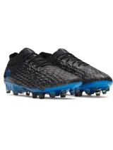 Championes de fútbol Under Armour Magnetico Elite 5 FG para hombre, color negro con detalles en azul. Diseñados para adaptarse a la forma del pie y maximizar el control en la cancha.