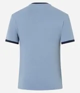 Remera ajustada de algodón color celeste claro con cuello redondo y ribetes en azul marino. Presenta un estampado frontal con la palabra "Maldivas" en blanco y un diseño floral en tonos amarillos y naranjas. Incluye pequeños logos bordados en blanco en el pecho.