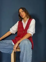 Chaleco tejido a mano con escote en V, bordado con botones, confeccionado en algodón con detalles de lurex. Terminaciones en crochet y bordados hechos a mano con lana merino.