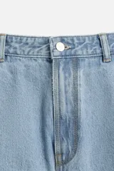 Pantalón de jean negro, corte relaxed fit, con bolsillos frontales y traseros tipo parche, tira multifunción y bolsillo tipo parche en las piernas. Tiene efecto lavado y cierre frontal con cremallera y botón.