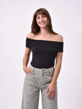 Body negro con escote off-shoulder y mangas cortas.