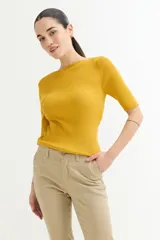 Sweater color salmón de punto acanalado, con cuello bote y mangas cortas.