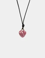 Gargantilla con cordón negro ajustable y dije de corazón rosa con glitter.