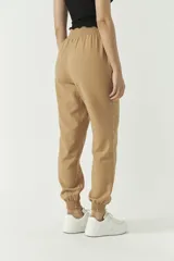 Pantalón de algodón y lino color verde oliva, con puños y cintura elástica.