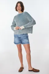 Sweater de punto grueso a rayas verticales en color azul petróleo y borgoña, de corte holgado y mangas largas.