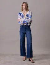 Cárdigan tejido calado color beige con estampado floral en tonos de azul y lila. Escote en V y cierre frontal con lazo.