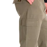 Pantalón de algodón en color tostado, con bragueta de cremallera, diseño recto y múltiples bolsillos.