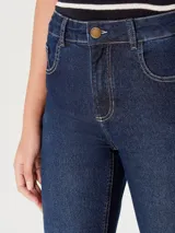 Pantalón de jean azul oscuro de tiro medio y corte skinny.