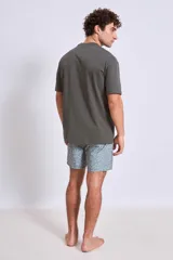 Short de baño celeste con estampado de gaviotas en negro y etiqueta con logo en la pierna.