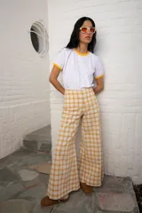 Pantalón de lino italiano con estampado escocés en tonos marrón, beige, amarillo y naranja. De tiro medio alto y corte oxford.