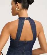 Vestido midi de jeans azul, con frente única, sin mangas y espalda descubierta.