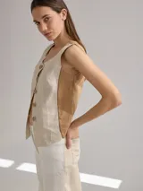 Chaleco color beige de lino con corte entallado y cierre frontal con botones de madera.
