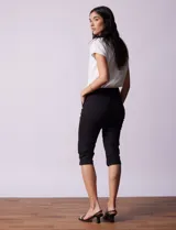 Pantalón capri blanco de algodón elastizado. Pretina con pasadores, botón y cierre. Delantera con bolsillos. Trasera con bolsillos simulados.