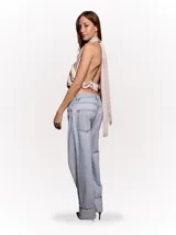 Top color champagne con escote halter y espalda descubierta.