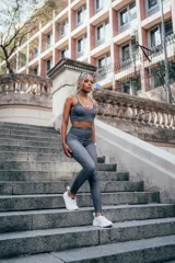 Top deportivo gris con estampado abstracto, breteles finos y espalda deportiva.
