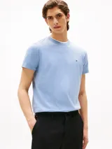 Remera celeste de corte slim, confeccionada en tejido interlock de algodón elástico. Tiene cuello redondo y logo de Tommy Hilfiger bordado en el pecho.