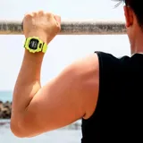 Reloj digital Casio G-Shock modelo GBD200-9DR, con caja y correa de resina color verde lima. Cuenta con funciones de podómetro, conectividad Bluetooth y resistencia al agua 200m.